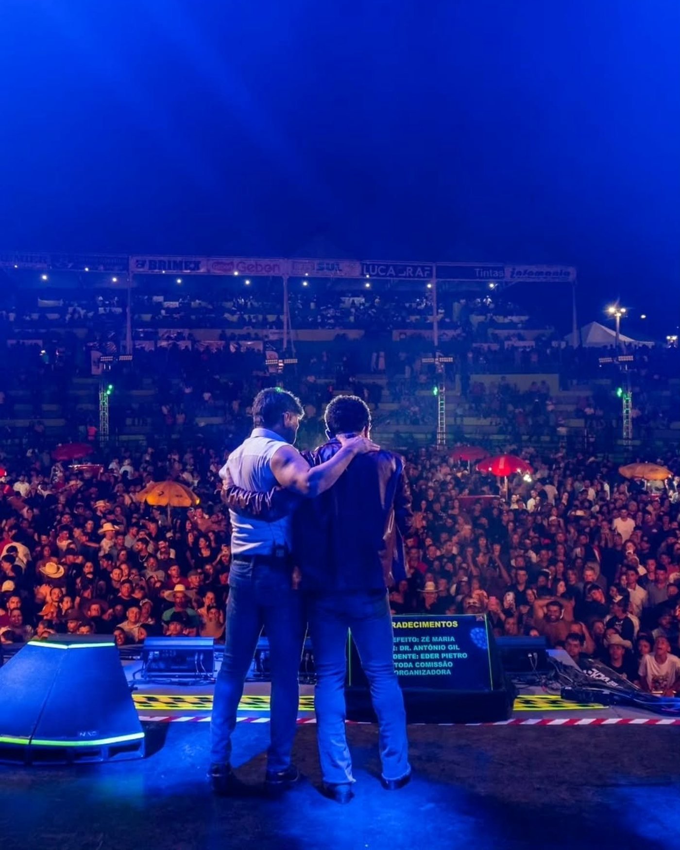 Artistas en escena frente al público en un show producido por TOP SHOWS